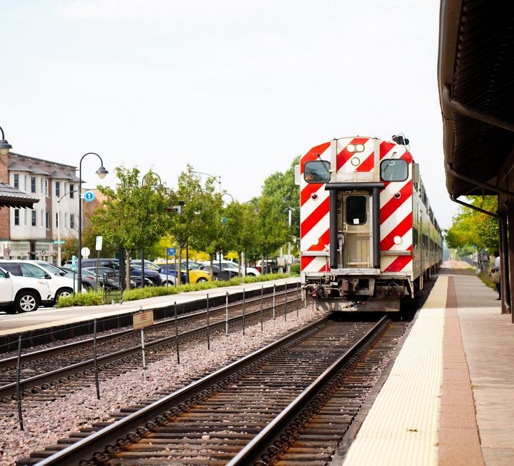 Metra train approaching at the Lake Forest train station