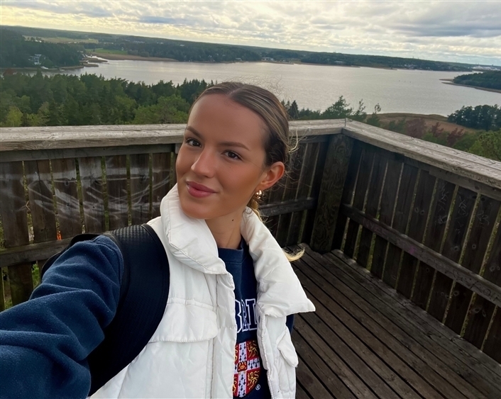 Mia at Vaarniemen näkötorni