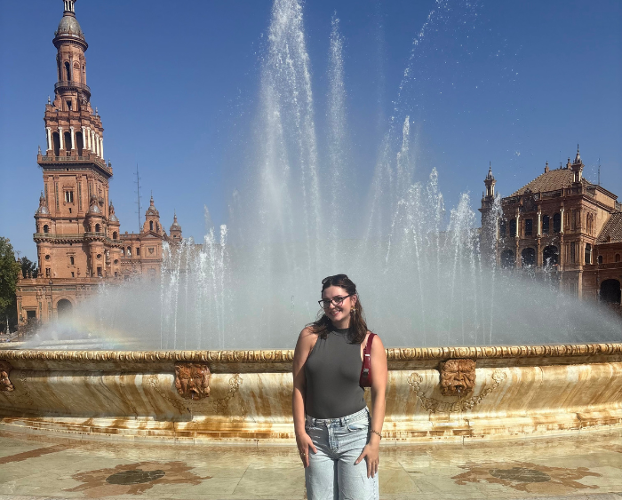 Lucy at the Plaza de España