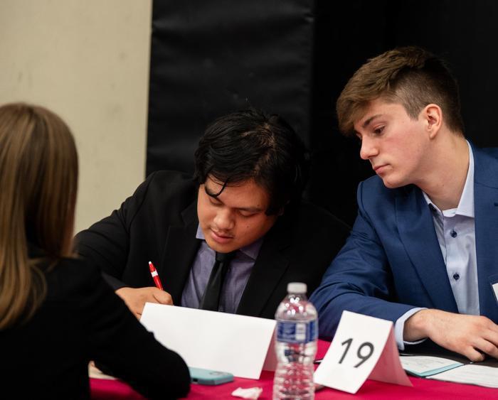 students talk to alumni