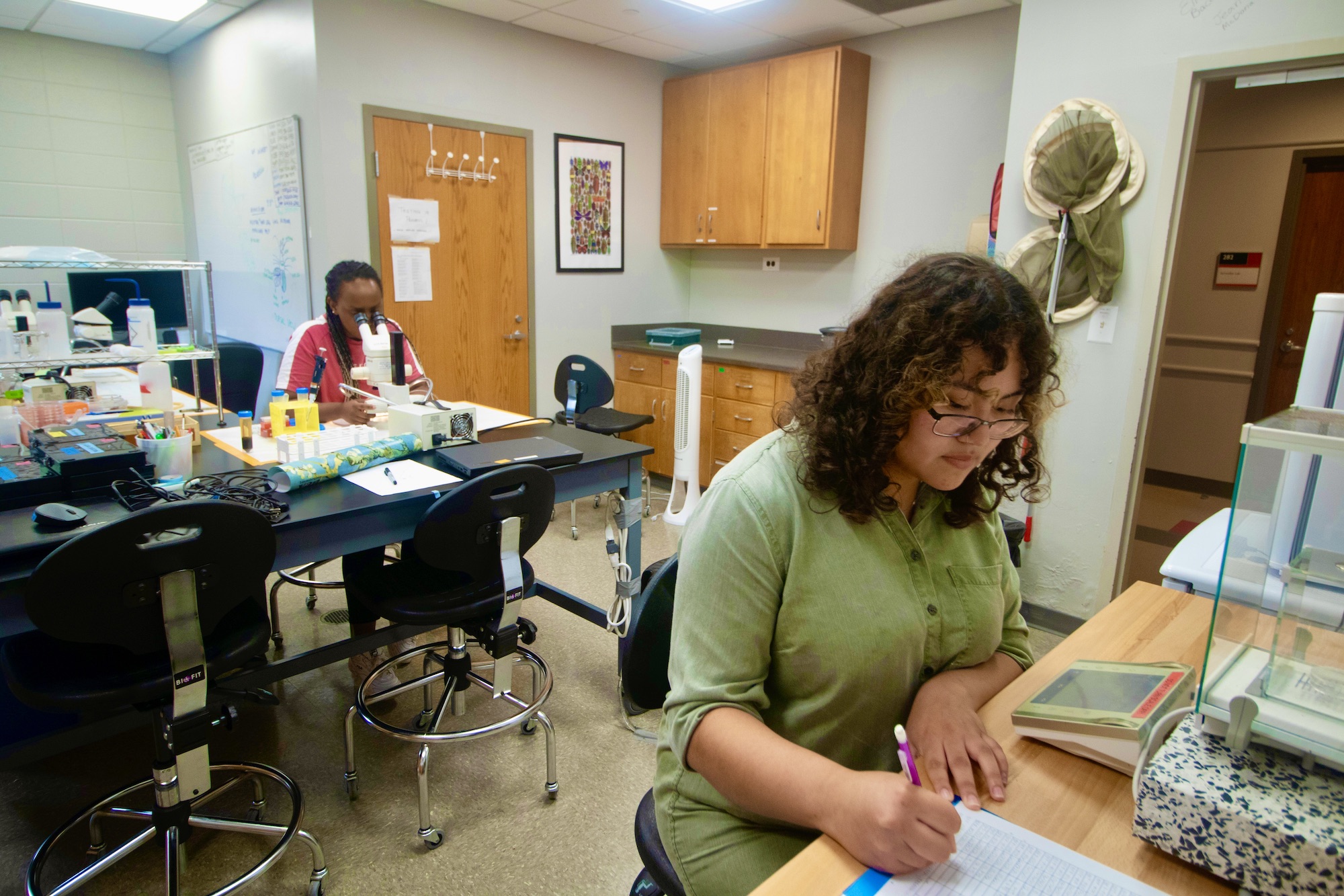 students working in Professor Barbosa's science research lab