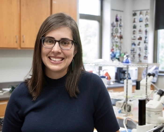 Flavia Barbosa in her research lab