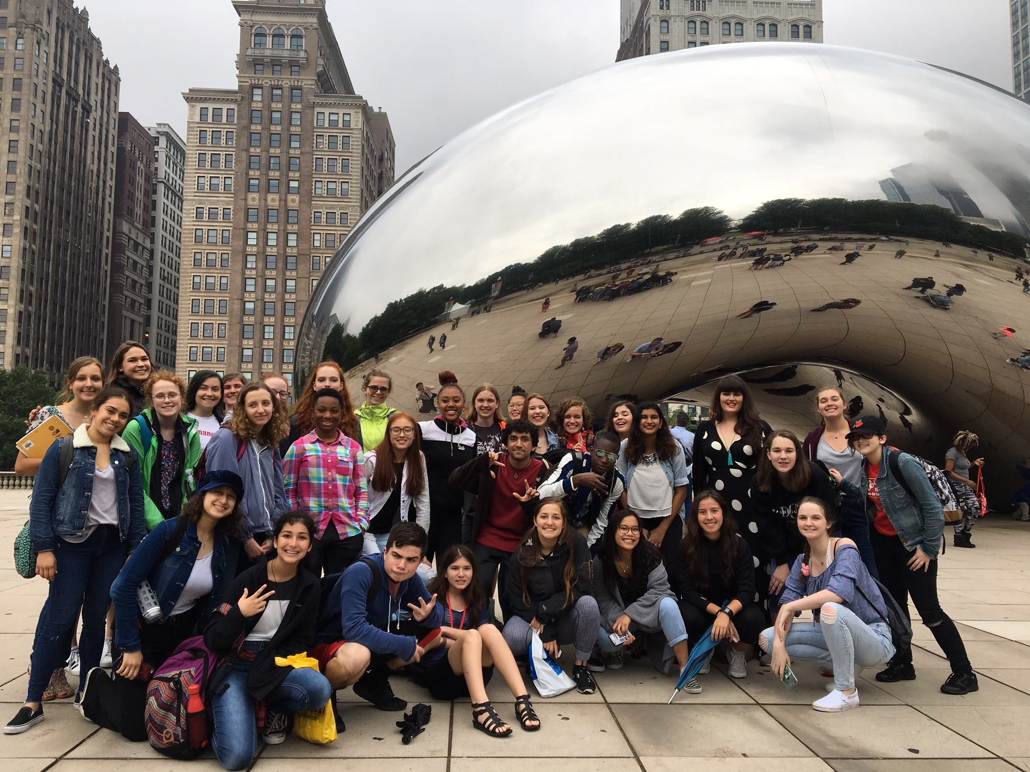 Student group in front of Chicago bean sculpture