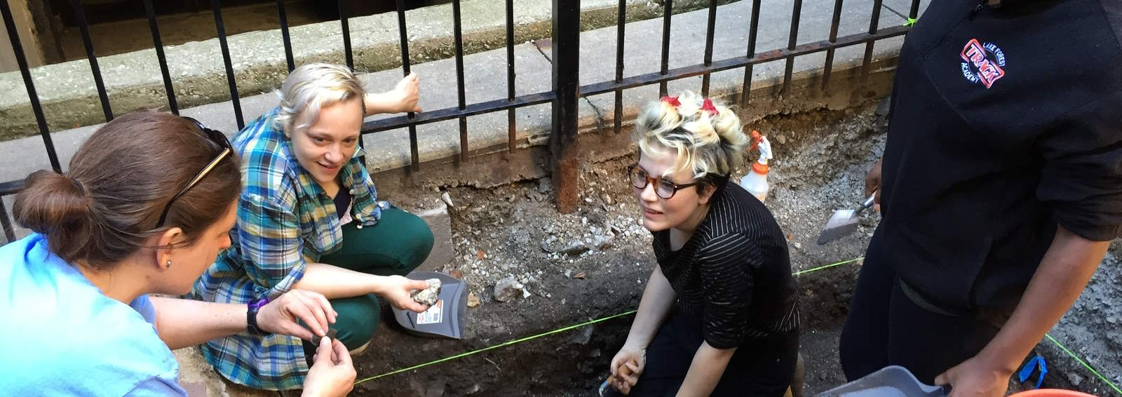 students at a dig