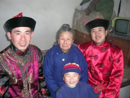 14529_manchu_w_trad_clothes.rev.1386278190.jpg